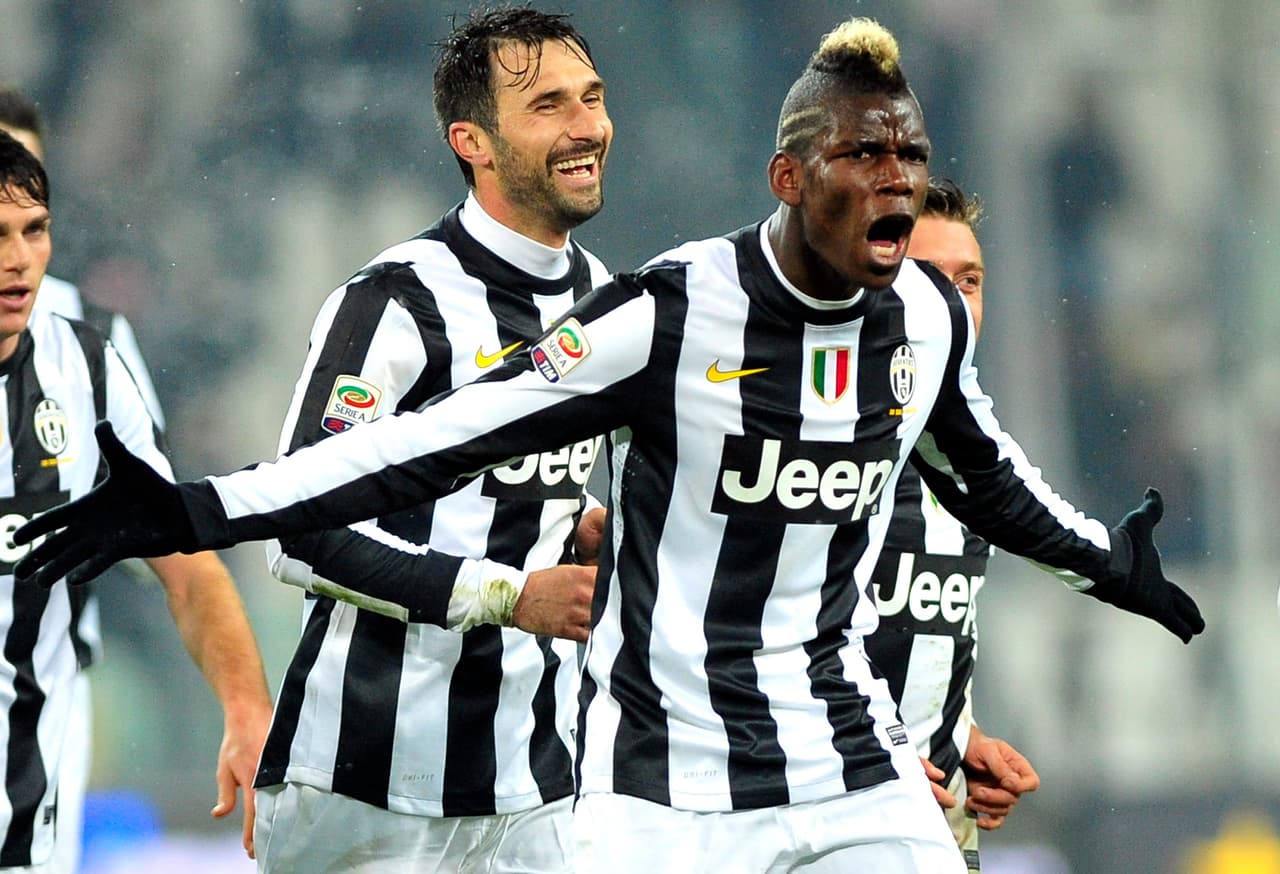 Paul Pogba | El francés nos regaló uno de sus mejores goles vistiendo los colores de Juventus. En la goleada 4-0 al Udinese, recibió un balón de rebote y, desde fuera del área grande, metió un derechazo a tres dedos para que le balón hiciera una asombrosa comba y terminara al fondo de la red.