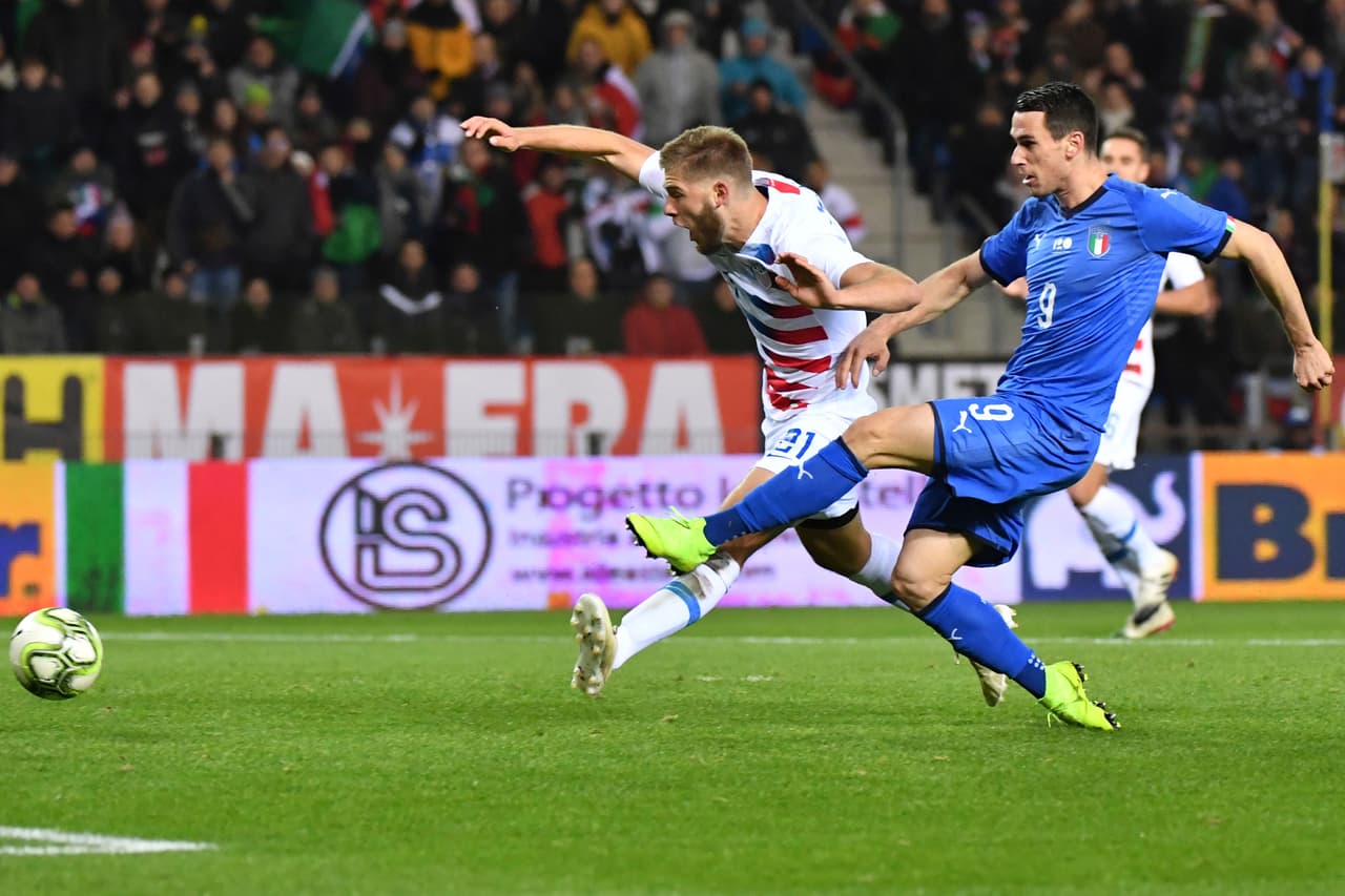 Los italianos tuvieron una llegada muy clara por medio de Kevin Lasagna pero el debutante en Italia no logró definir.