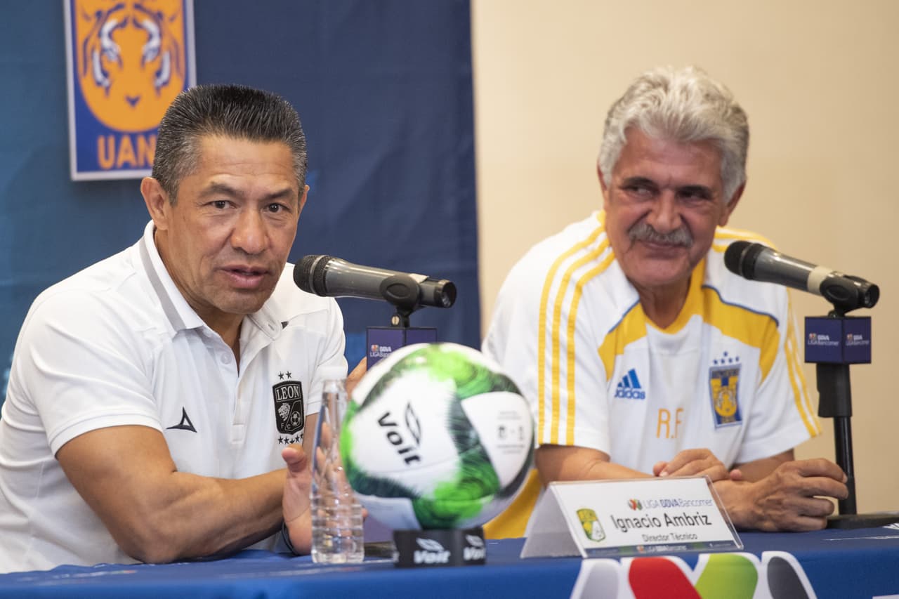 Estas son las mejores imágenes del Día de Medios que sostuvieron Ricardo 'Tuca' Ferretti, entrenador de Tigres, Ignacio Ambriz, técnico del Léon, y algunos de sus futbolistas como Carlos Salcedo, Guido Pizarro, Eduardo Vargas, Luis Montes, Ángel Mena o Fernando Navarro, entre otros, un día antes del Juego de Ida de la Final del Clausura 2019 de la Liga MX, que se efectuará en Monterrey.