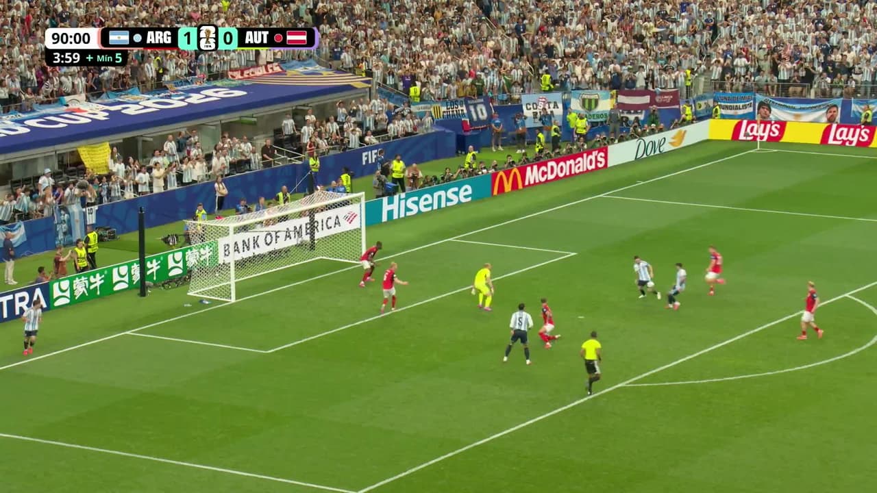 ¡GOL!  anota para Argentina. Lionel Messi