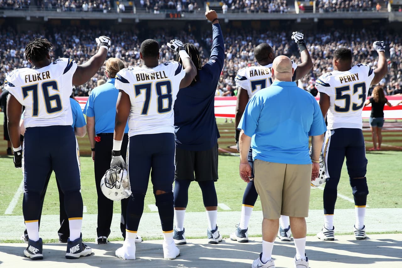 Algunos jugadores de los Chargers protestando contra la injusticia racial en EEUU.