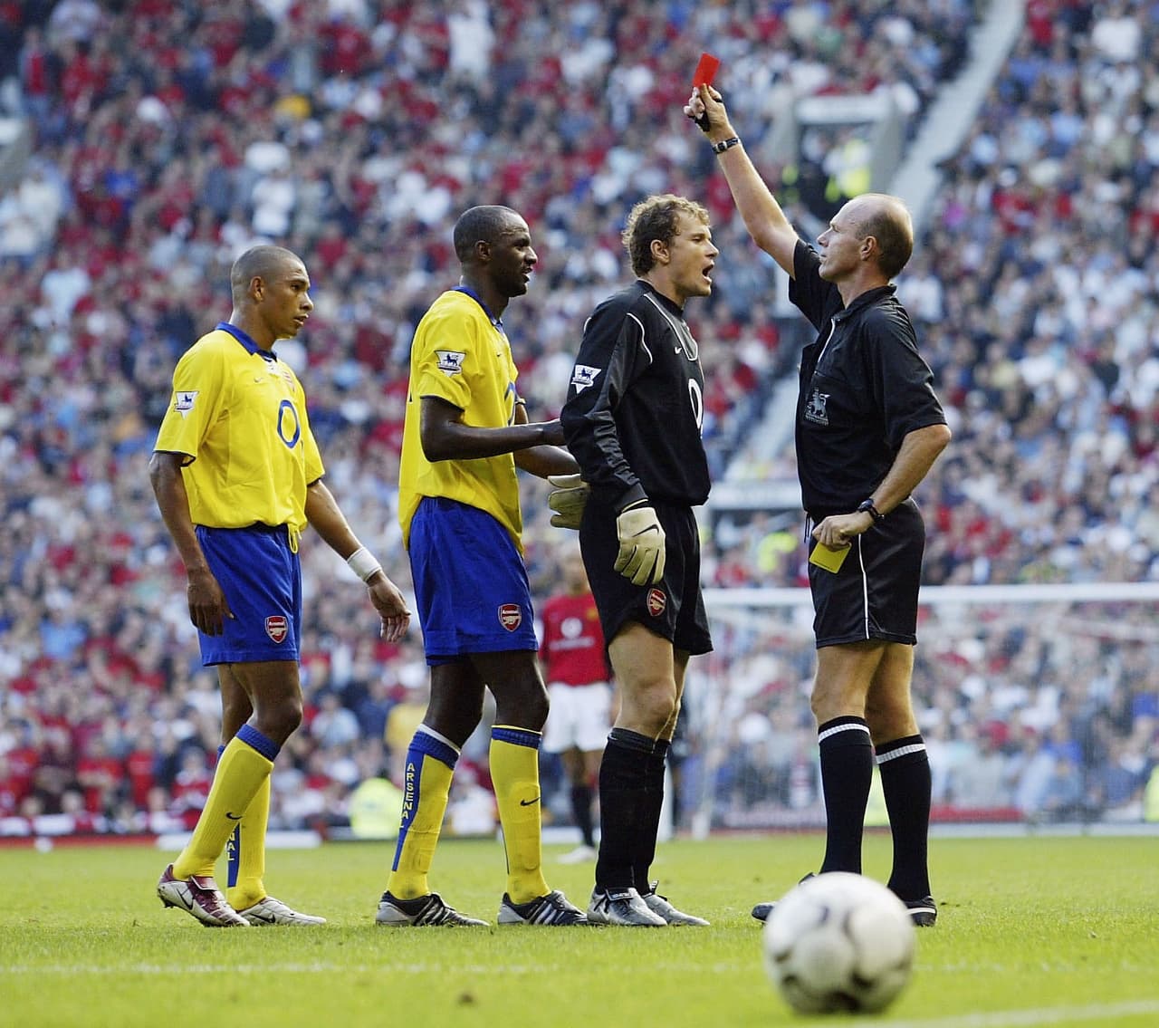 En la siguiente jornada volvió a igualar, esta vez sin goles en Old Trafford. Patrick Vieira se marchó expulsado.