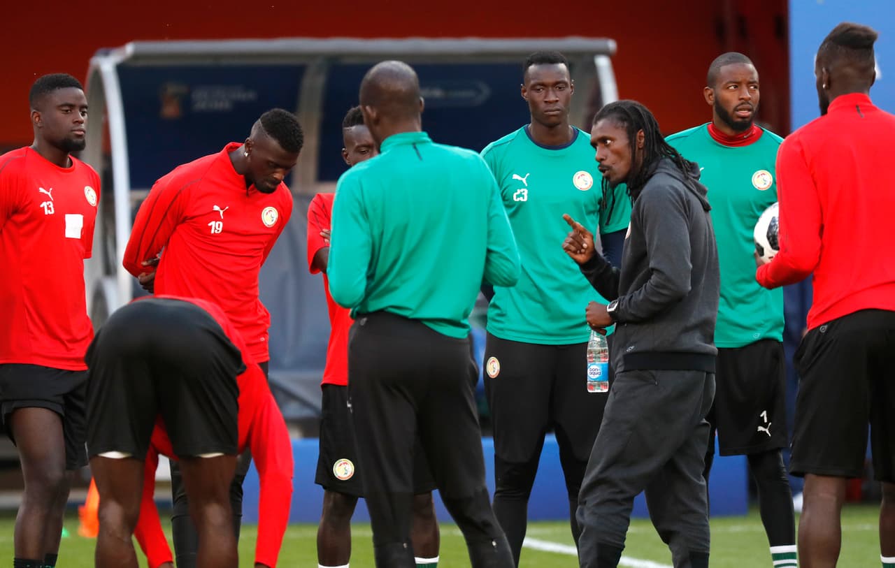 Aliou Cissé, vistiendo ropa negra, al centro, podría convertirse en el primer técnico africano en dirigir a una selección de ese continente en guiarla a una fase de eliminación en una Copa del Mundo.