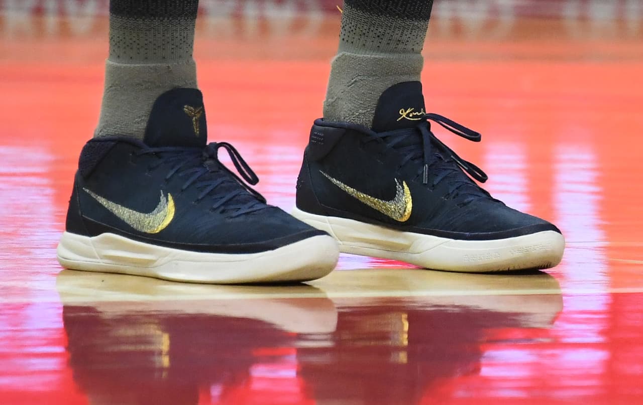 Estos son los tenis que utilizó el alero de los Indiana Pacers Doug McDermott ante los LA Clippers esta noche en el Staples Center, unos Nike Kobe AD Mid, con los colores de su equipo.