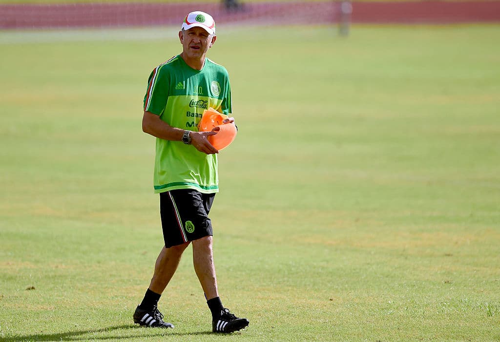 Con ilusión de triunfo, Osorio dirigió a México en la Copa América Centenario, pasando la fase de grupos con triunfos sobre Uruguay (3-1) y Jamaica (2-0) y empate con Venezuela (1-1).