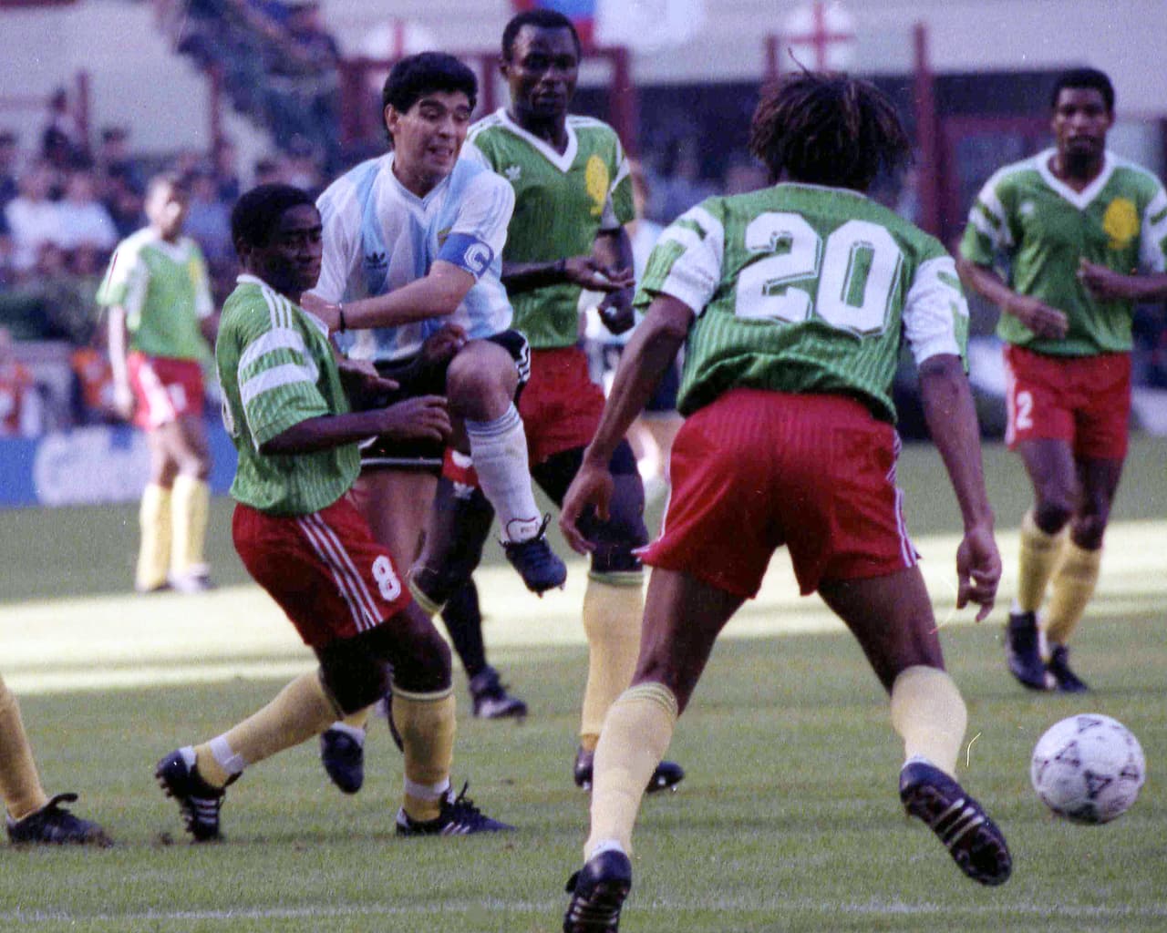 Camerún encontró la forma de frenar a Diego Armando Maradona, figura sobresaliente a nivel internacional, que poco pudo hacer contra la muralla africana.