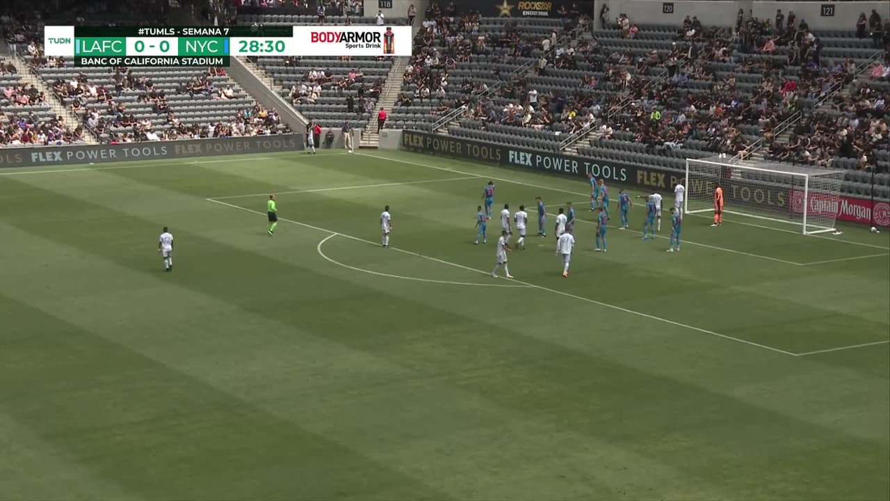 ¡TIRO ATAJADO! disparo por Eduard Atuesta.