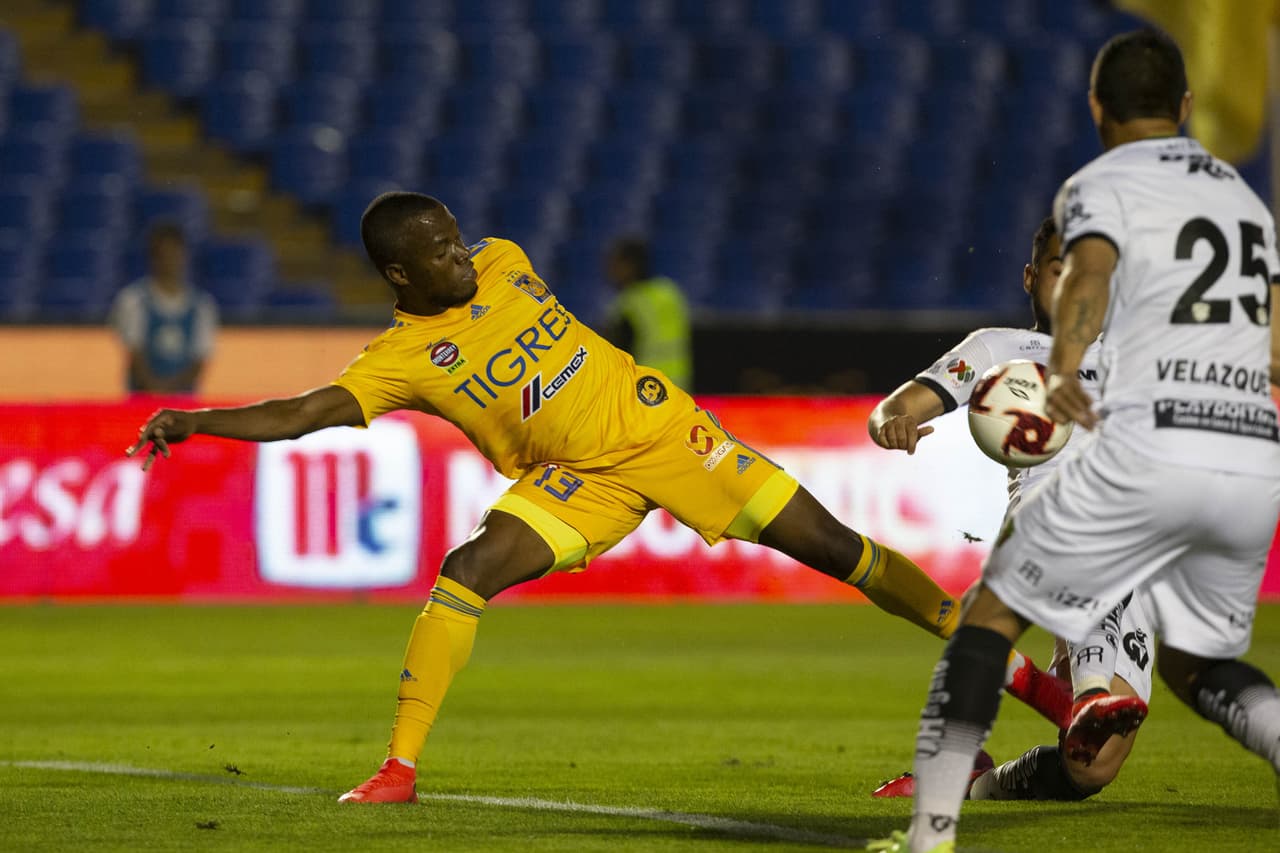 Enner Valencia no puede conectar de manera correcta tras el gran recentro del francés Gignac.