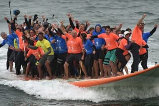 El pasado sábado 66 surfistas surfearon sobre la tabla de surf más grande del mundo, rompiendo dos récords Guinness. Así se matan dos pájaros de un tiro.