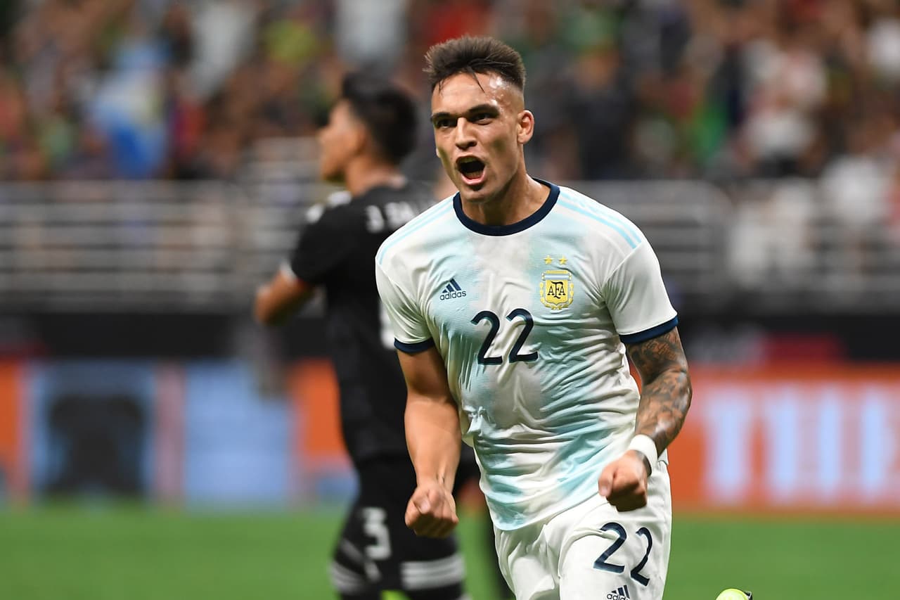Nuevamente falla en la zaga mexicana y Lautaro marca la segunda anotación.