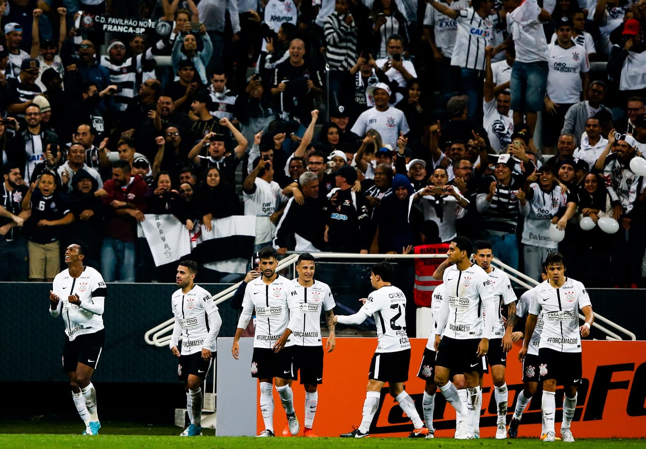 Jô es multado por supuesta controversia en su calzado.