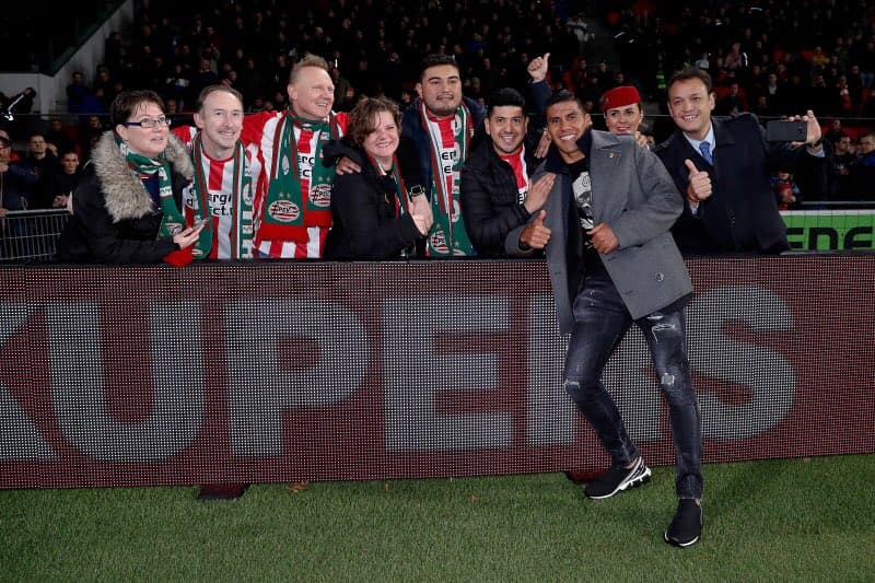 Carlos Salcido compartió con los fanáticos del PSV antes de iniciar el juego contra el modesto Excelsior.
