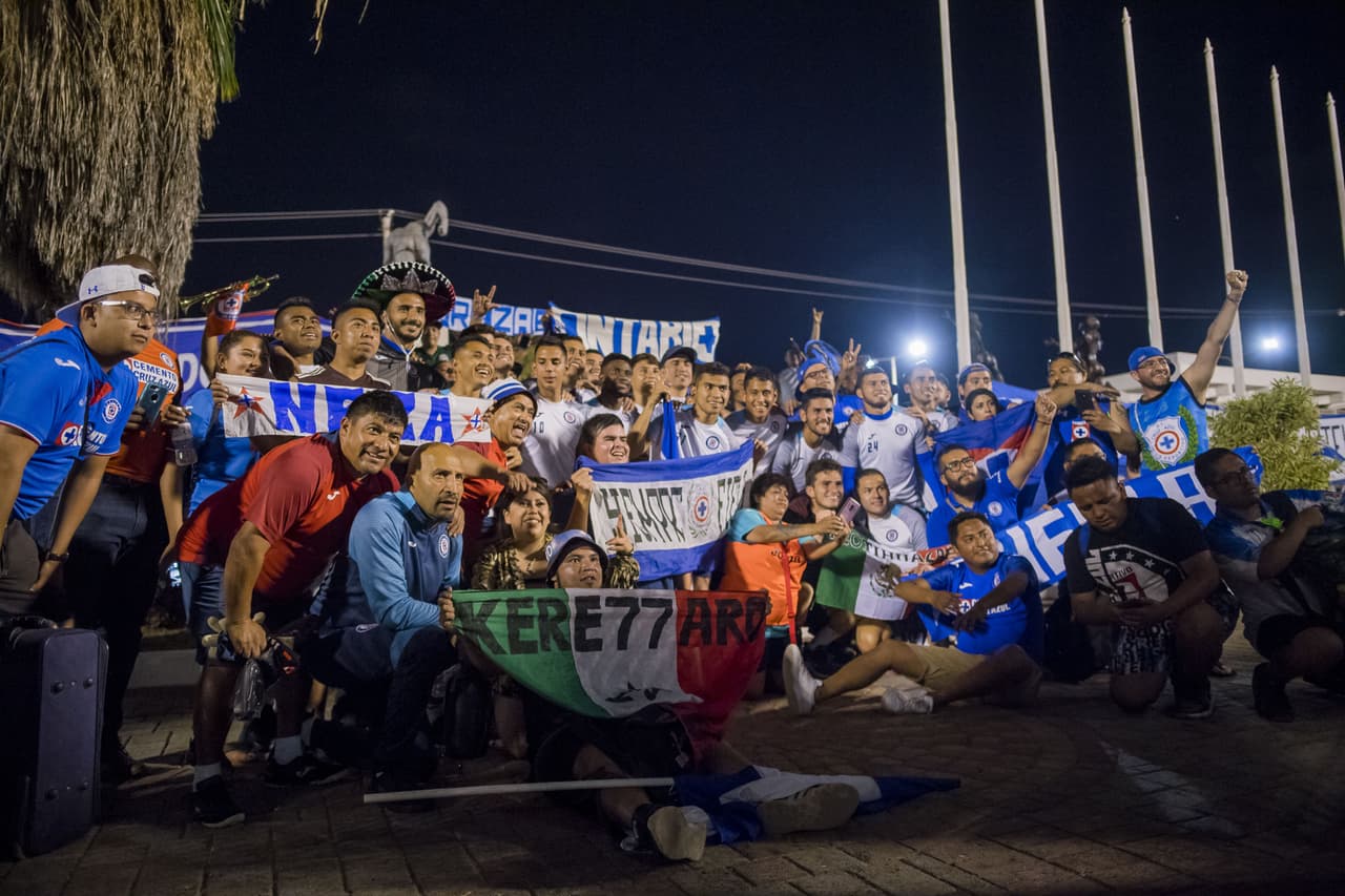 La afición del Cruz Azul viajó a Jamaica para acompañar al equipo en la recta final de la Concachampions.