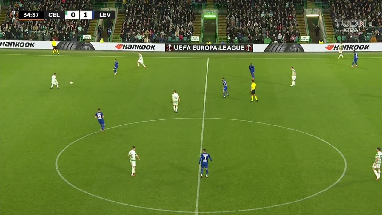 ¡GOL!  anota para Bayer 04 Leverkusen. Florian Wirtz