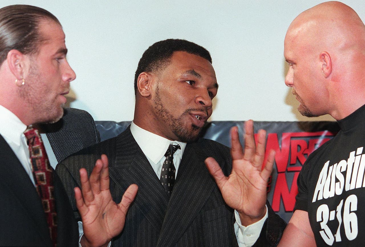 Mike Tyson fue el árbitro especial en la pelea entre Shaun Michaels (izq.) y Stone Cold (der.). Aunque el boxeador dijo en principio que apoyaba al grupo de Michaels, luego del triunfo de Stone Cold celebró con él tomando cervezas en el ring. Tyson contó que por su presencia recibió 3,5 millones de dólares.
