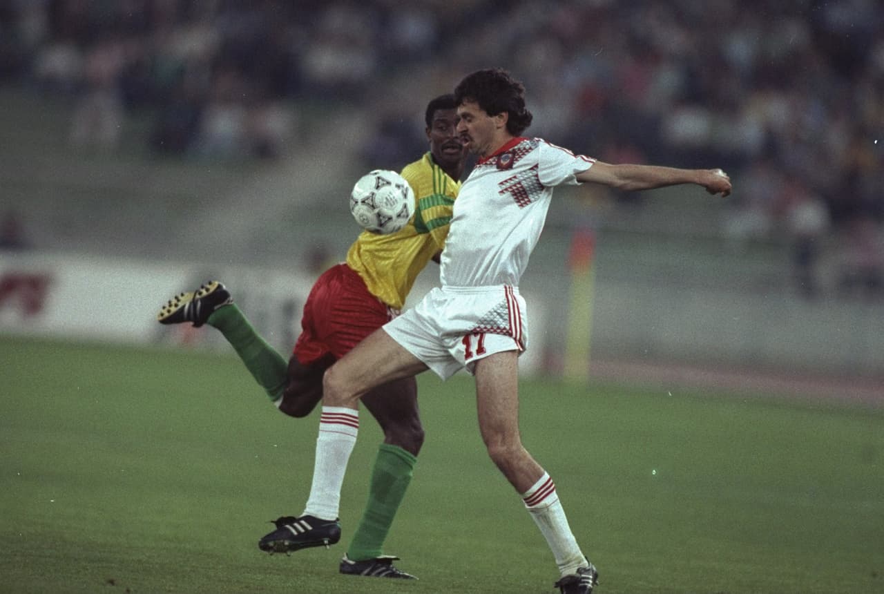 Camerún perdió el último partido de fase de grupos 4-0 ante la Unión Soviética, pero ni siquiera la derrota pudo arrebatarle el liderato del gupo B.