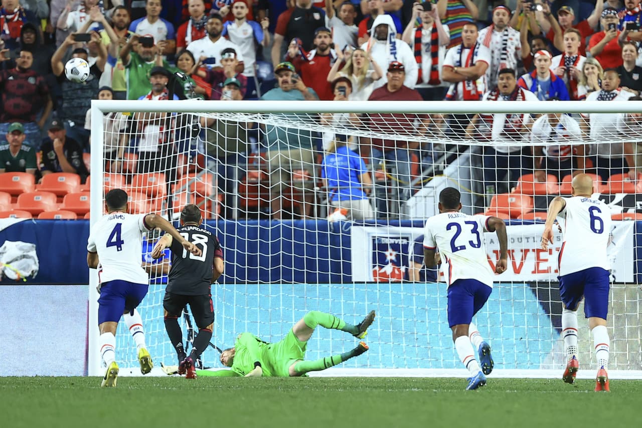 Guardado falló lo que era el 3-3 y posibles penales al errar su tiro desde los 11 pasos.