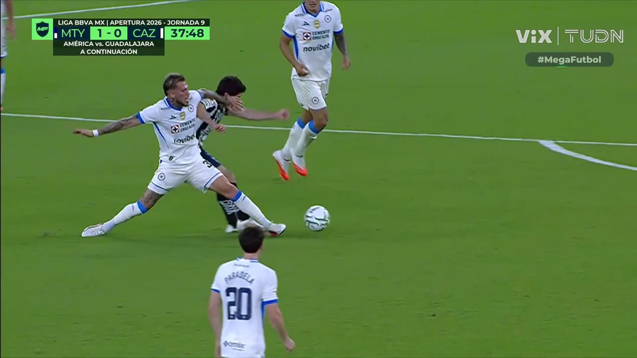 ¡Piovi recibe un durísimo patadón! El árbitro ni se inmutó y continuo el partido