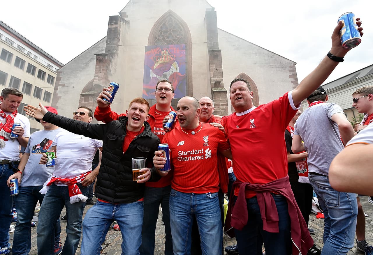Las calles en Basilea, Suiza, fueron llenándose de seguidores de Liverpool.