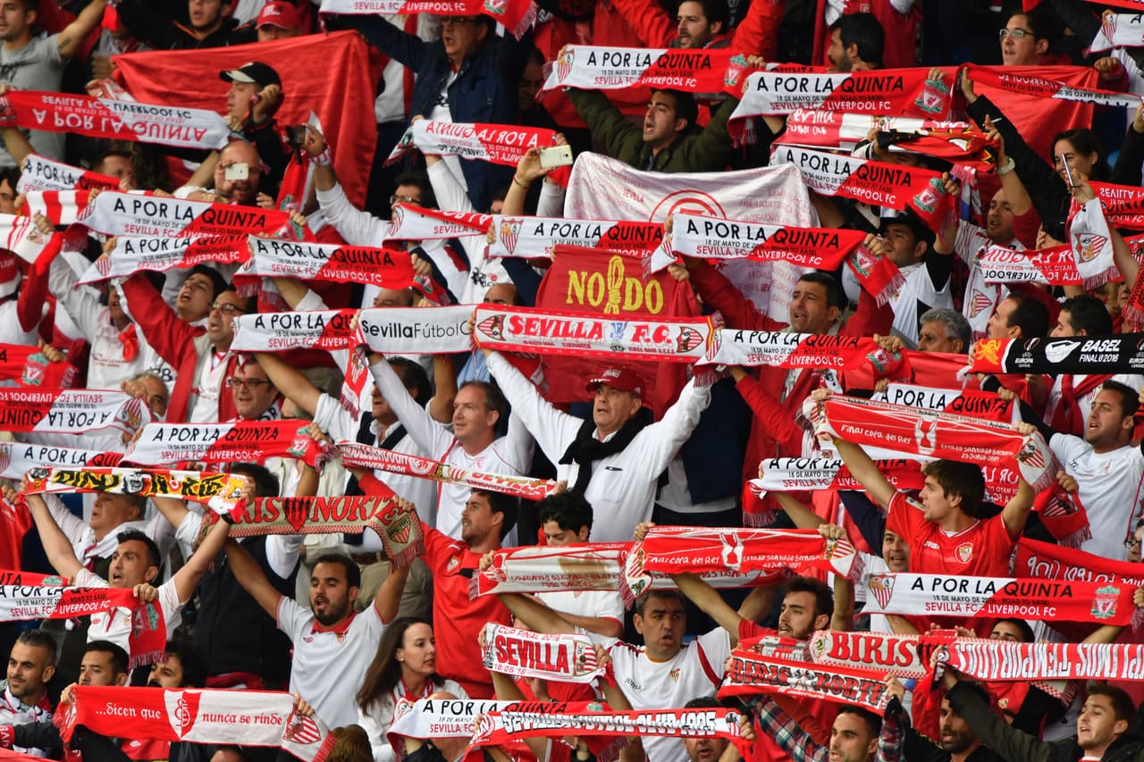 Los seguidores Sevillanos sacaron sus bufandas para alentar a su equipo.