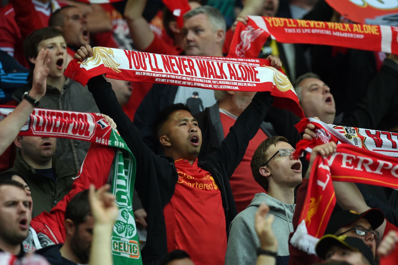 La legendaria frase "You Will Never Walk Alone" apareció en las gradas para apoyar al Liverpool.