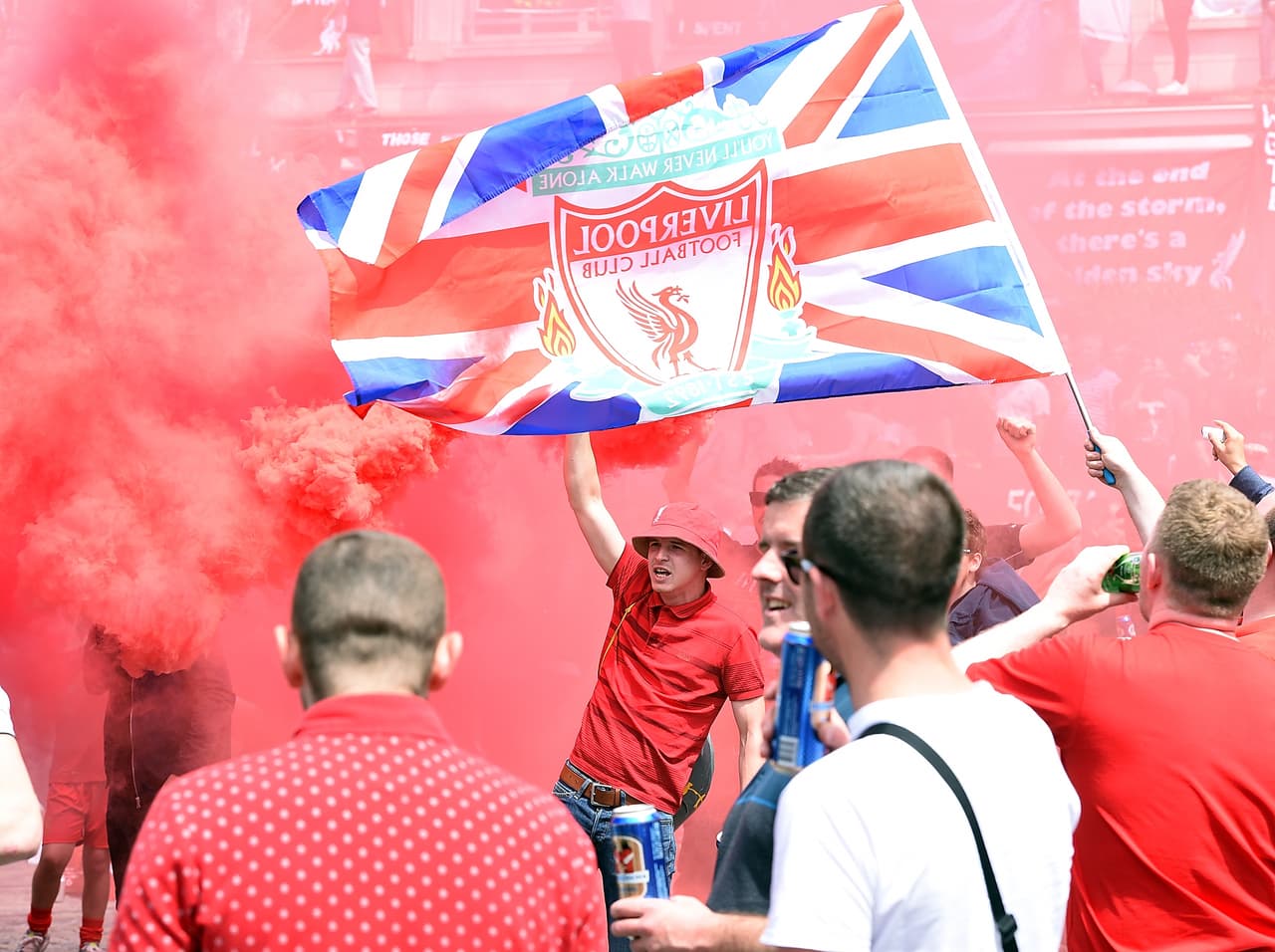 La ciudad de Basilea fue pintándose de rojo conforme se acercaba la hora del partido contra Sevilla.