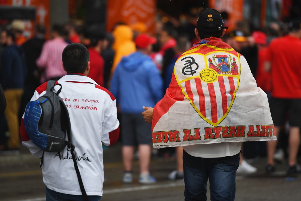 Poco a poco el estadio St. Jakob Park fue llenándose de aficionados de ambos equipos.