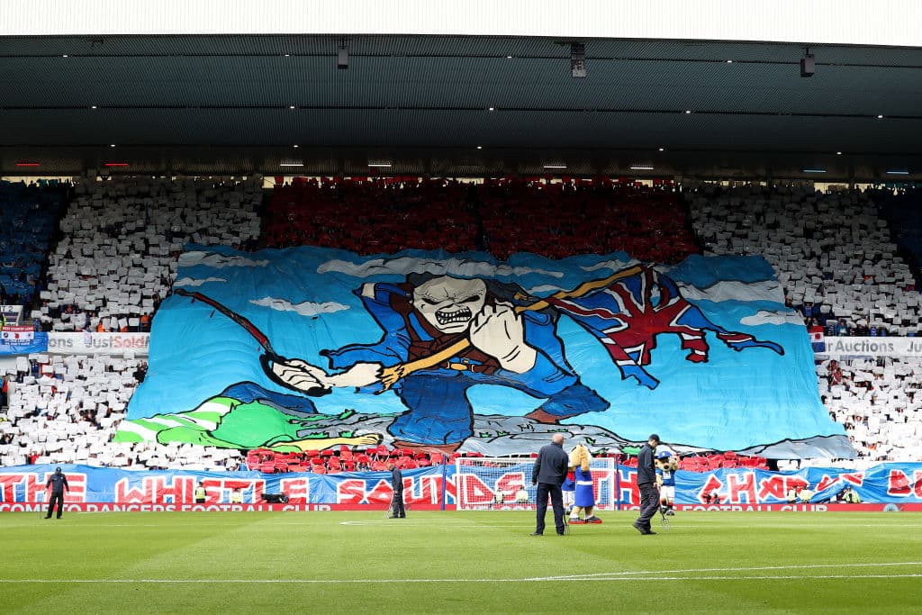 Tifo mostrado durante el juego Ladbrokes Premiership entre los Rangers y Celtic en Glasgow.