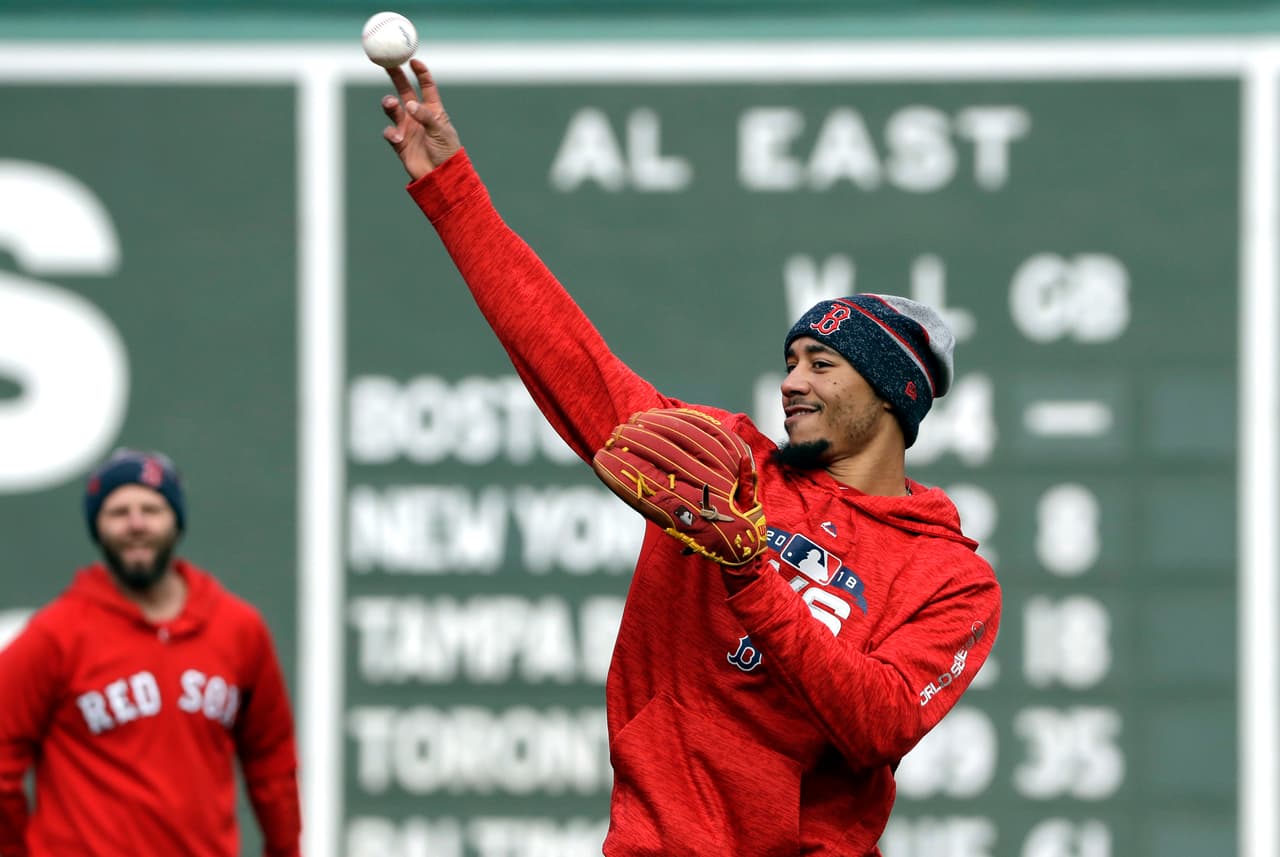 Usualmente jugador de los jardines, Mookie Betts haciendo tiros dentro del cuadro en la práctica.