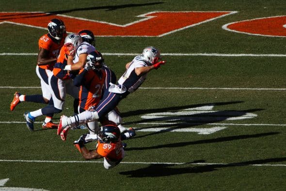Gran tackleo de Danny Trevathan de los Broncos sobre Julian Edelman.