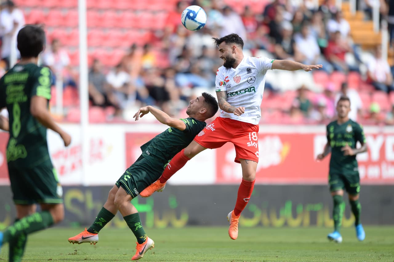 El esférico se disputó con mucha intensidad a ras de pasto y también en balones aéreos.