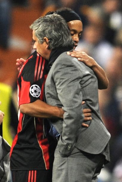 Cuando el brasileño Ronaldinho, del Milan, salió de cambio Mourinho se acercó a darle un abrazo.
