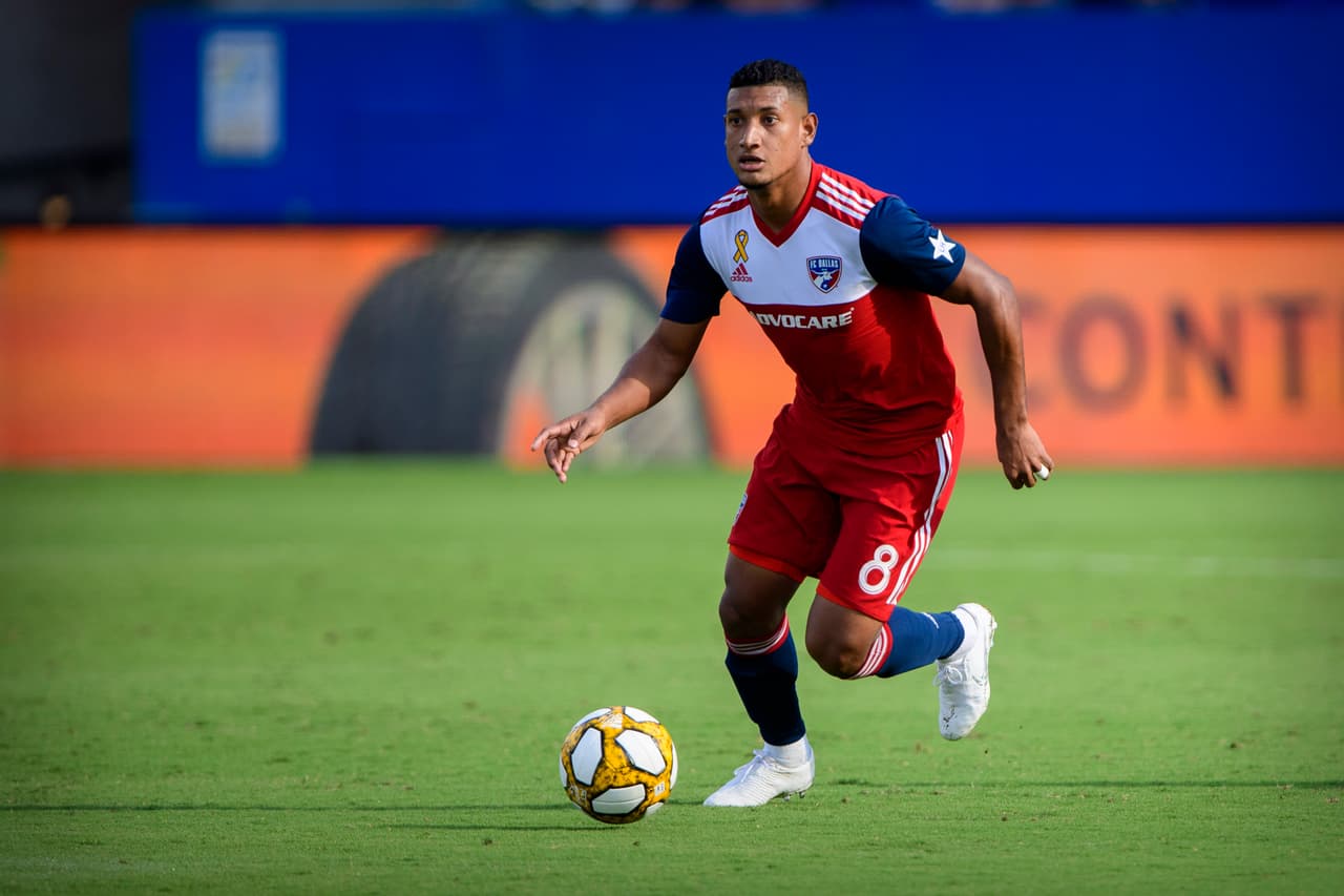 El hondureño Bryan Acosta fue esencial en la goleada 6-0 de FC Dallas sobre Sporting Kansas City. El resultado permitió al equipo texano conseguir el boleto a los Playoffs en Decision Day.