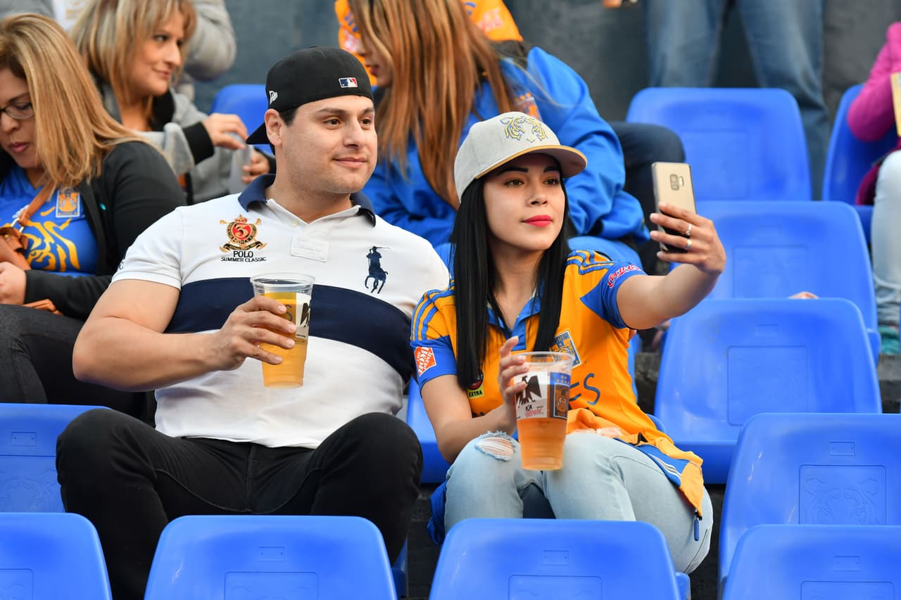 Los fanáticos de Tigres y Santos disfrutan en el Estadio Universitario la antesala del partido por la Jornada 5 del Clausura 2019.