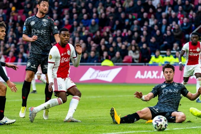 El Ajax vence 2-1 a Sparta Rotterdam y sigue siendo líder de la liga holandesa. Los goles del Ajax fueron por parte de Van de Beek y Gravenberch, y por parte de Rotterdam fue Piroe. Edson Álvarez permaneció en banca.