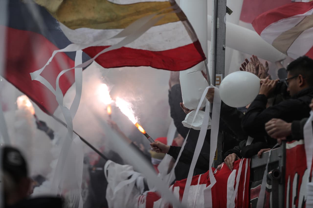 El ánimo en las tribunas era el ideal para una tarde especial de fútbol en la Bundesliga.