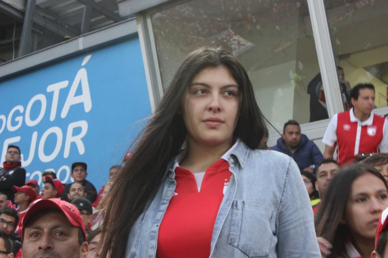 Las aficionadas del equipo rojo de Bogotá llevaron todos sus encantos al clásico 291 ante Millonarios. El encuentro terminó 1-0 a favor de Santa Fe, club dirigido por el técnico uruguayo Gregorio Pérez.