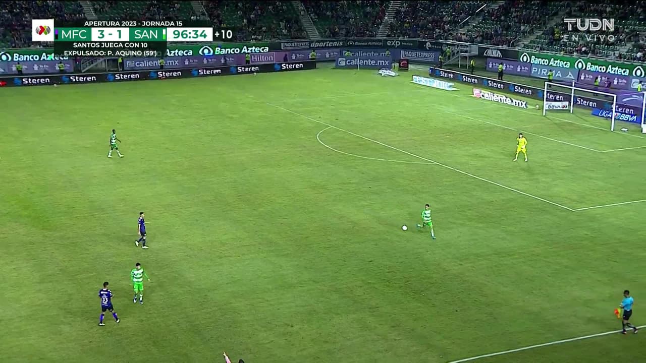 ¡TIRO ATAJADO! disparo por Javier Correa.