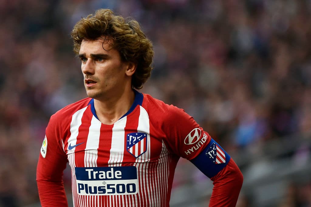 En sus últimos meses con el Atlético de Madrid, el futbolista francés lució un elegante corte medio antes de volver a optar por el pelo largo.