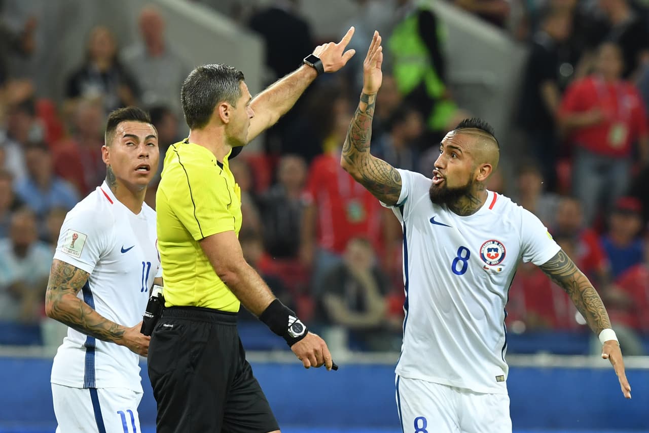 A pesar de los reclamos de los chilenos, el árbitro explicó que su decisión tenía el apoyo de la tecnología.
