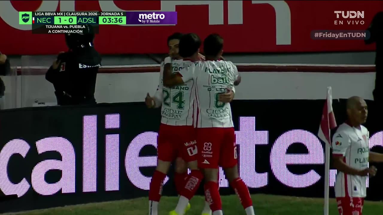 ¡GOL!  anota para Necaxa. Julián Carranza