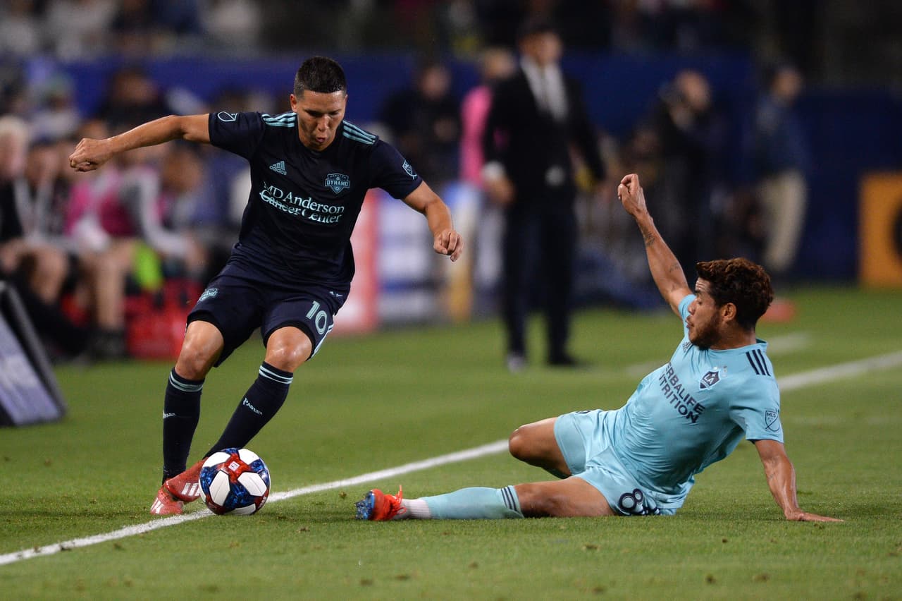 En el Dignity Health Sports Park, el mexicano Jonathan dos Santos (derecha) y su compatriota Uriel Antuna actuaron los 90 minutos con LA Galaxy.
