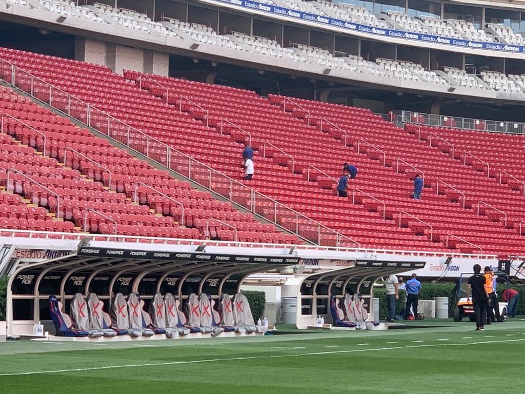 El estadio de las Chivas se ha desinfectado constantemente y cuenta con miles de despachadores de gel antibacterial. Los traslados de los equipos se realizan en autobús para evitar el uso de los aeropuertos. Los jugadores y el cuerpo técnico deben mantener una sana distancia social. Cada futbolista tendrá una botella individual para la hidratación. Además, los festejos entre jugadores están prohibidos.