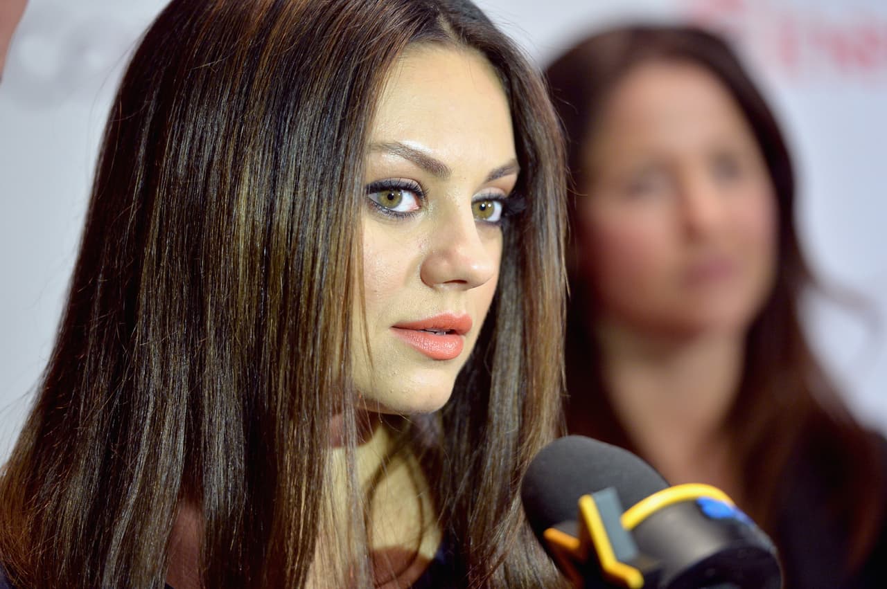 La actriz Mila Kunis es fanática de los Chicago Bears (NFL), de Los Angeles Dodgers (MLB) y de Los Angeles Lakers (NBA) y no solo expresa su apoyo en público sino que es espectadora frecuente en los escenarios. Con su belleza, enmarcada por sus sensuales rostro y cuerpo, se roba más de una mirada.