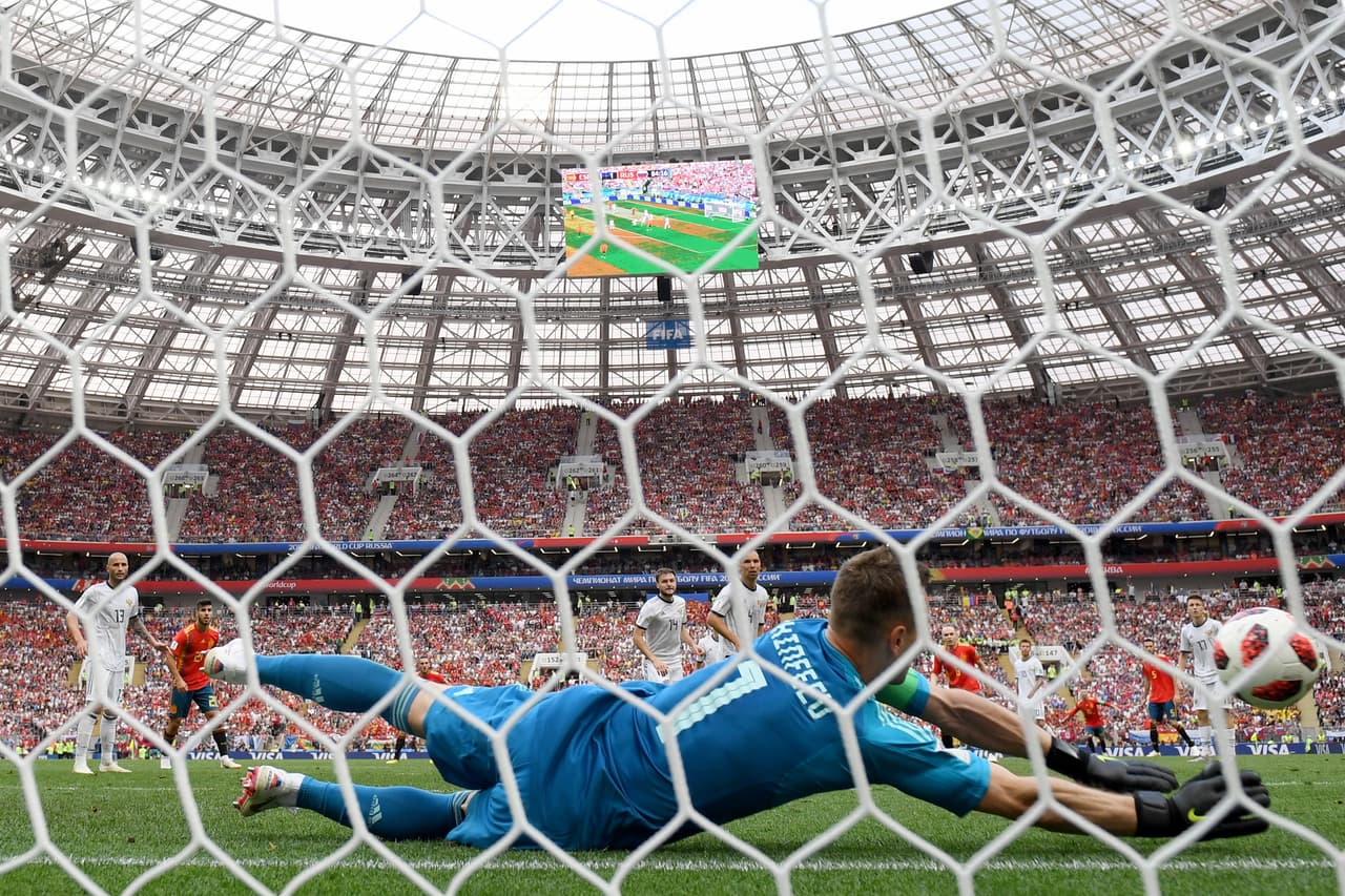 Sin embargo, Akinfeev logró salvar su arco con una atajada fenomenal al palo derecho, abajo.
