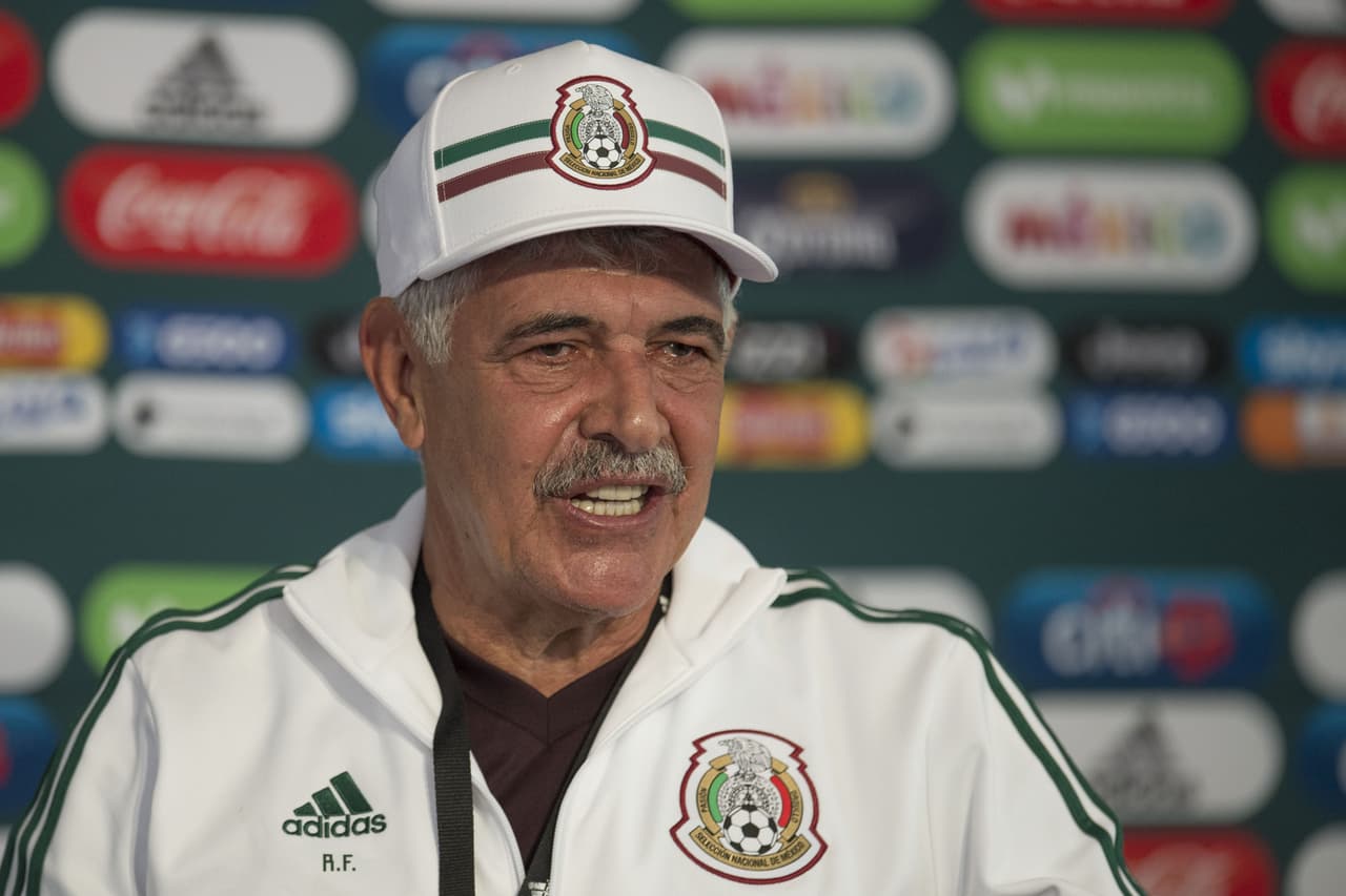 Ricardo Ferretti es el técnico interino de México, pero cada vez son más las voces que le piden al estratega que asuma en propiedad el cargo. Estas son las principales razones.