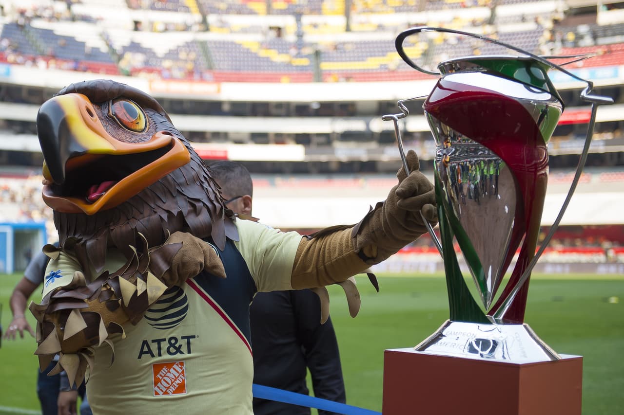 Junto al águila, mascota del club, el América presentó el trofeo de Copa MX dentro del Estadio Azteca a instantes del inicio del partido contra Cruz Azul.