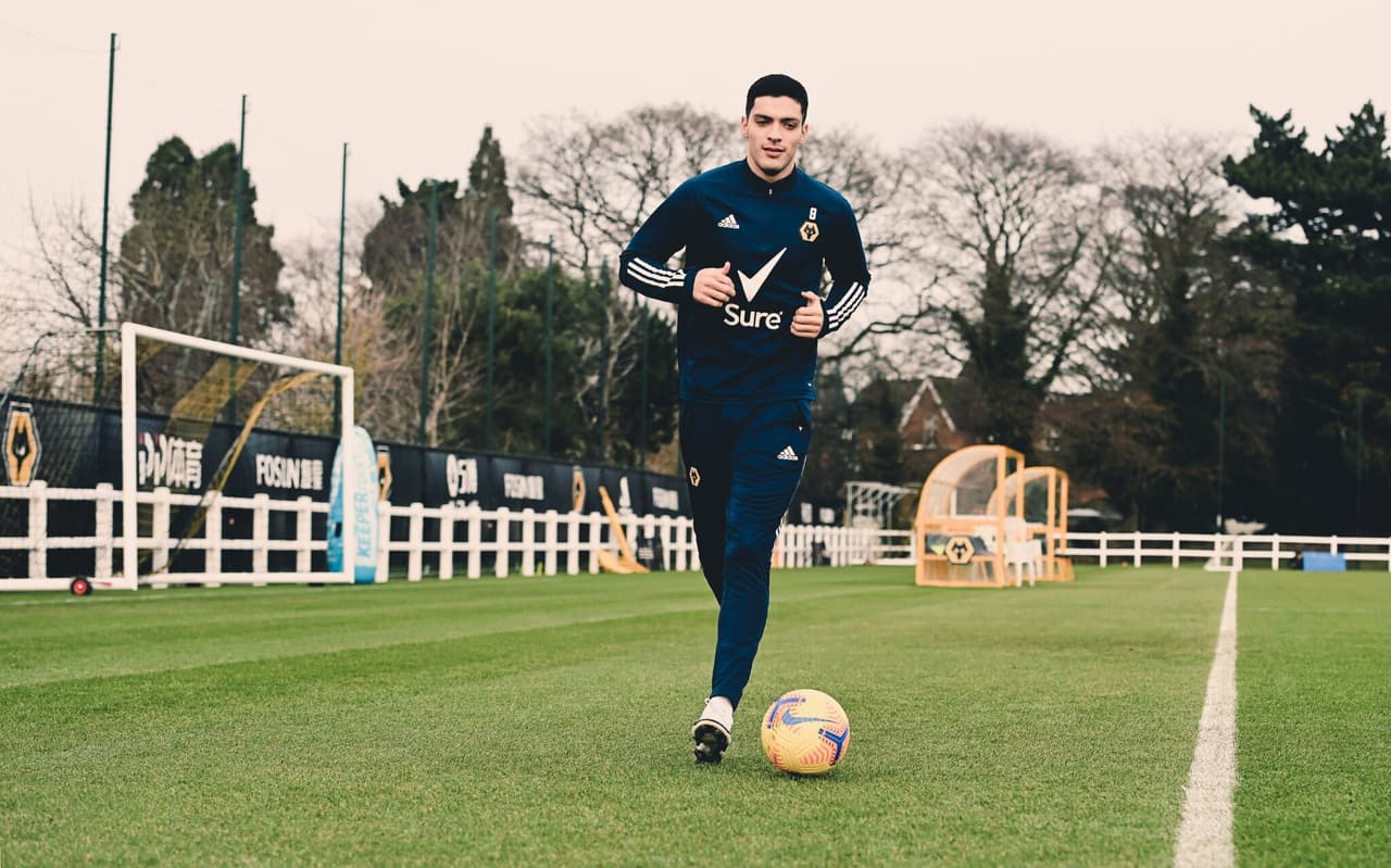 Raúl Jiménez entrena por separado y trabaja con el balón