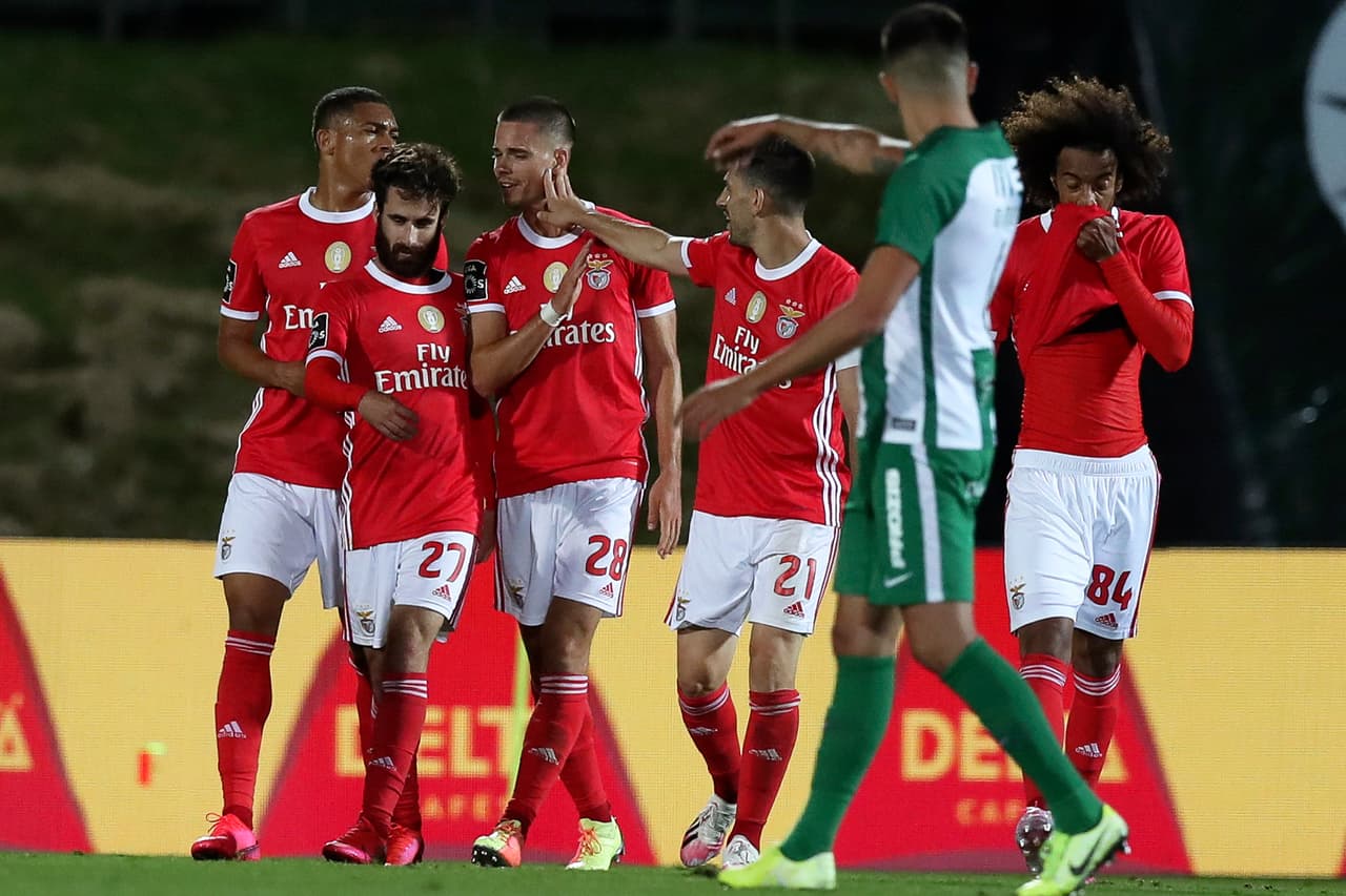 Rio Ave jugó con nueve hombres desde el 73’; el primero expulsado salió del juego al 62’. Al 87’ cayó el gol que cerró el encuentro tras un frentazo de Julian Weigl precedido de un tiro de equina. El siguiente compromiso para Rio Ave será ante el Setúbal, mientras que Benfica se medirá al Santa Clara.