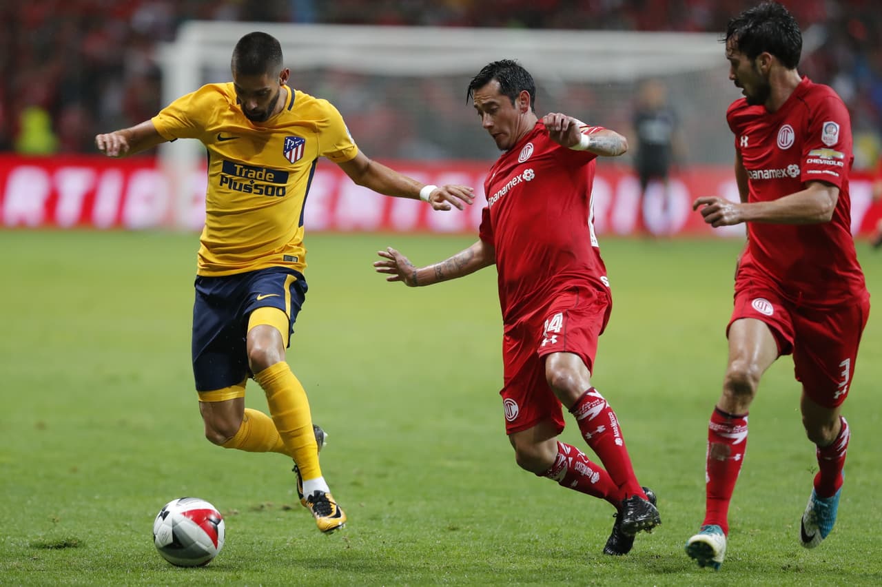 Por la banda, Yannick Ferreira Carrasco intenó llevar peligro al arco del Toluca, que en esta tuvo la intervención de Rubens Sambueza.